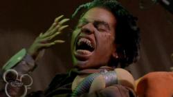 Ne Regarde Pas Sous le Lit