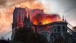 Notre-Dame Brûle