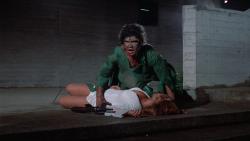 Ongles Rouges et Cuisses d'Acier