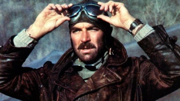 LES AVENTURIERS DU BOUT DU MONDE : TOM SELLECK SE LA JOUE INDIANA JONES