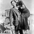 Bonnie Parker (à droite) et Clyde Barrow en 1933